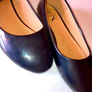 Size 4 girl’s black flats. Norty.